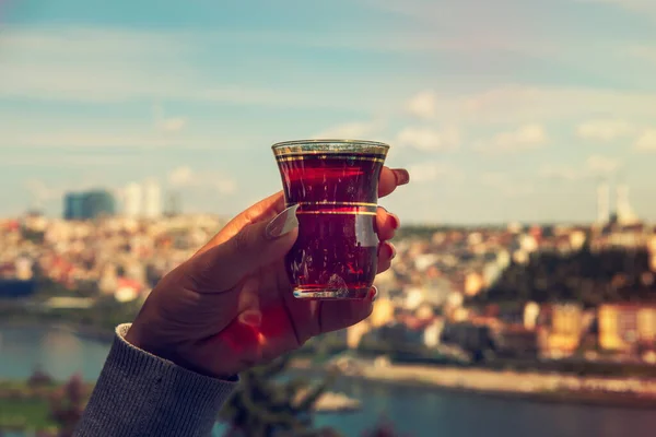 Mano Sosteniendo Una Taza Tradicional Turco Contra Vista Estambul Turquía — Foto de Stock