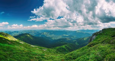 Karpat Dağları yaz manzarası mavi gökyüzü ve bulutlar, doğal yaz arkaplanı. Ukrayna. Karpat Dağları