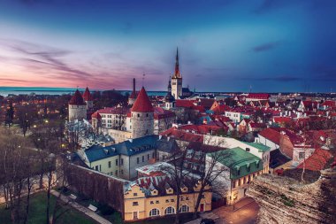 Gün batımından sonra Avrupa kenti Tallinn 'e bak, açık arka planda seyahat et