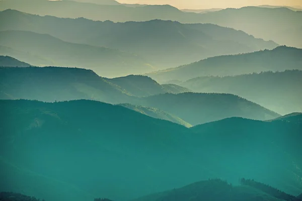 Karpatiska Berg Sommar Solnedgång Landskap Med Abstrakt Lutning Bergstoppar Blå — Stockfoto