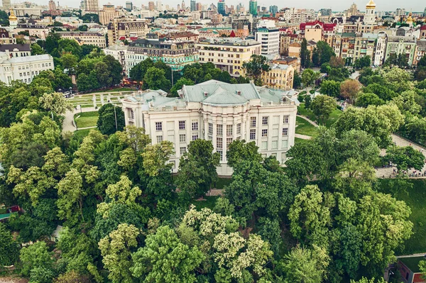 Ukrayna 'nın başkenti Kyiv' deki tarihi müzenin günbatımında havadan görünüşü. Seyahat hedef arkaplanı