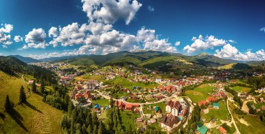 Bukovel, Carpathian dağları, Ukrayna 'daki yaz dağlarının havadan görünüşü. Seyahat gezisi manzarası, panoramik manzara