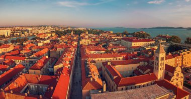 Zadar 'ın eski kasaba ve deniz manzarası. Zadar, Hırvatistan. Seyahat yerleri, tatil geçmişi. Yukarıdan panoramik görünüm.