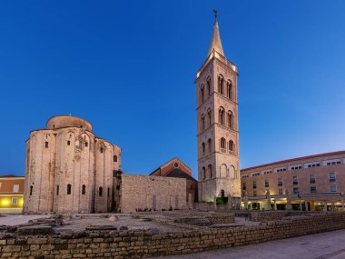 Saint Anastasia Katedrali, Katedrala Sv. Stosije, Zadar ve Hırvatistan güzel bir gökyüzü ve turistik merkezle seyahat ediyorlar