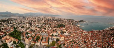 Hırvatistan 'ın Split kentinin yukarıdan panoramik manzarası gün batımında açık denizle. Seyahat yerleri konsepti, mevsimlik yaz arkaplanı