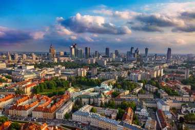 Mavi gökyüzü ve bulutları olan Varşova modern iş bölgesi manzarası. Seyahat görünümü