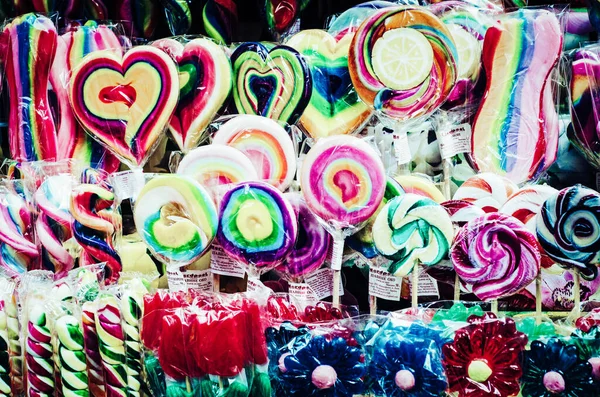 很多丰富多彩的甜 Lolipops 在街头集市 — 图库照片