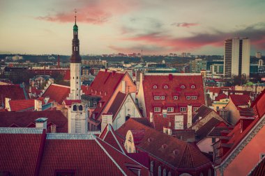 Gün batımından sonra Avrupa kenti Tallinn 'e bak, açık arka planda seyahat et