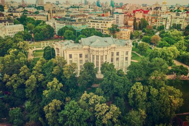 Ukrayna 'nın başkenti Kyiv' deki tarihi müzenin günbatımında havadan görünüşü. Seyahat hedef arkaplanı