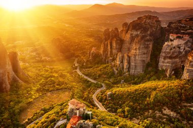 Meteora, Yunanistan. Kum taşı oluşumları, gün batımında Rousanou ve Nikolaos manastırları. Seyahat hedef arkaplanı