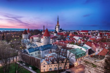 Gün batımından sonra Avrupa kenti Tallinn 'e bak, açık arka planda seyahat et
