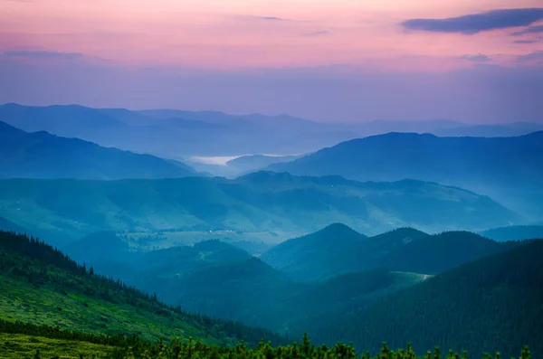 Úžasná Horská Krajina Pestrobarevným Živým Východem Slunce Dramatické Obloze Přírodní — Stock fotografie