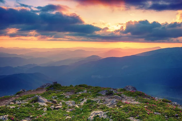 Verbazingwekkend Berglandschap Met Kleurrijke Levendige Zonsopgang Aan Dramatische Hemel Natuurlijke — Stockfoto