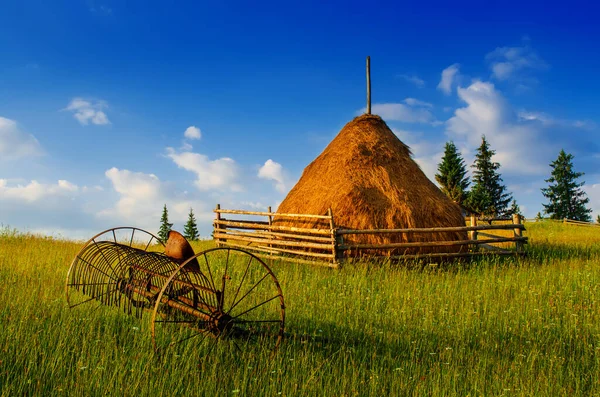 Karpaterna Berg Sommar Landskap Med Blå Himmel Moln Höstack Och — Stockfoto