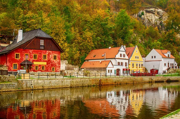チェスキー クルムロフ 有名なチェコの歴史的な美しい町で 街の川とカラフルな建物や秋の木々と美しい秋の通りをご覧ください 旅行ヨーロッパの背景 — ストック写真