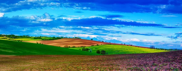 Paisaje Rural Con Campos Olas Cielo Azul Con Nubes Fondo — Foto de Stock