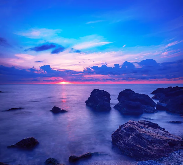 Denizde Dramatik Bulutlar Kayalarla Güzel Renkli Bir Gün Doğumu Güzellik — Stok fotoğraf