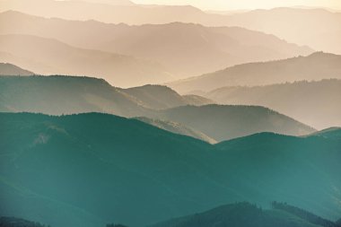 Karpat Dağları yaz günbatımı manzarası soyut dağ tepelerinin mavi renkleriyle gradyanı, doğal seyahat arka planı