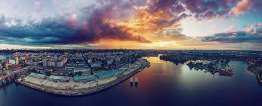Ukrayna, Kiev 'deki Dnipro nehri üzerinde dramatik renkli günbatımı, seyahat geçmişi. İHA 'dan büyük panorama