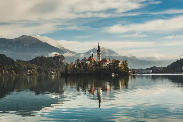 Antagande Kyrka Sjön Bled Slovenien Med Blå Himmel Och Moln — Stockfoto
