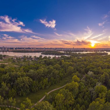 Kiev 'de kırsal yaz günbatımı Dnipro nehri ve dramatik renkli gökyüzü, doğal arka plan, hava manzarası. İnanılmaz mevsimsel manzara