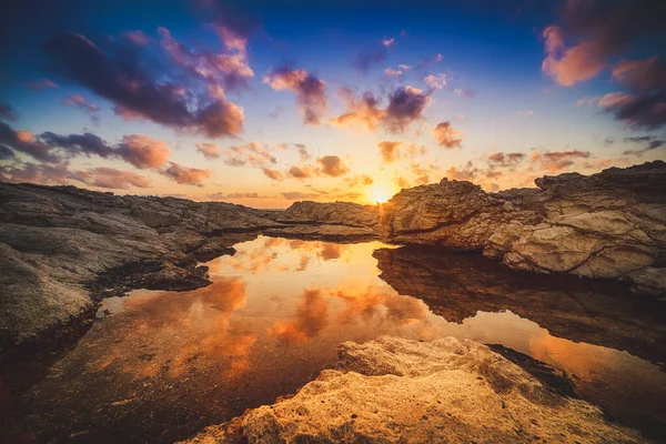 Όμορφο Πολύχρωμο Ηλιοβασίλεμα Κοντά Στη Θάλασσα Στην Κύπρο Δραματικά Σύννεφα — Φωτογραφία Αρχείου