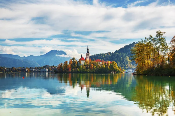秋には青い空と雲に包まれたスロベニア湖の教会 — ストック写真