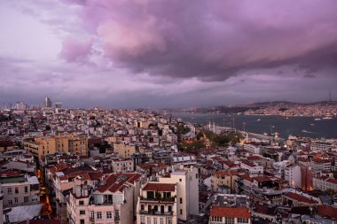 Fırtınalı, karamsar gökyüzü ve bulutlarla İstanbul 'a güzel bir manzara, Türk arka planında seyahat