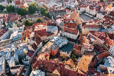 Tallinn Eski Kasabası 'nın havadan görünüşü. Estonya 'nın başkentinin merkezine yukarıdan bak. Seyahat hedefi kavramı