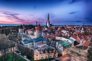 Gün batımından sonra Avrupa kenti Tallinn 'e bak, açık arka planda seyahat et
