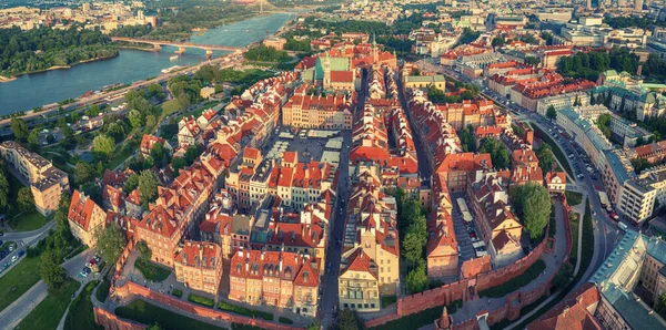 华沙的一个古老的城市 屋顶是红色的 波兰就在上面 旅行欧洲的户外背景 有墙壁的全景 — 图库照片