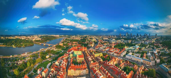 华沙的一个古老的城市 屋顶是红色的 波兰就在上面 旅行欧洲的户外背景 蓝天全景 — 图库照片