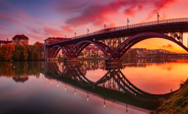 Maribor şehrinin güzel manzarası, Slovenya, gün doğumunda, nehir, köprü ve dramatik gökyüzü. Açık havada dolaşın..