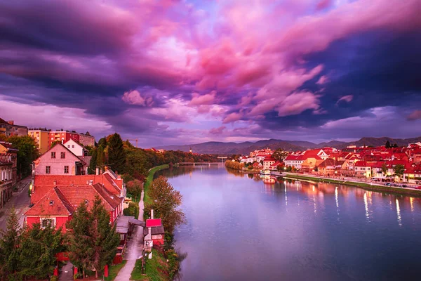 川と劇的な空と 日の出にマリボル市 スロベニアの美しい景色 屋外の風景を旅行 — ストック写真
