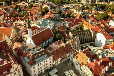Tallinn Eski Kasabası 'nın havadan görünüşü. Estonya 'nın başkentinin merkezine yukarıdan bak. Seyahat hedefi kavramı