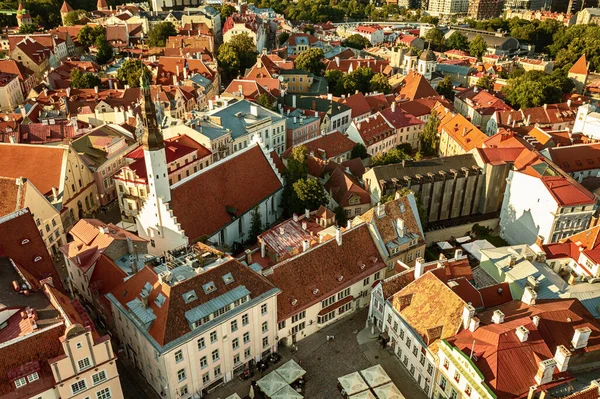 タリン旧市街の空中ビュー 上からエストニアの首都の中心部への眺め 旅行先のコンセプト — ストック写真