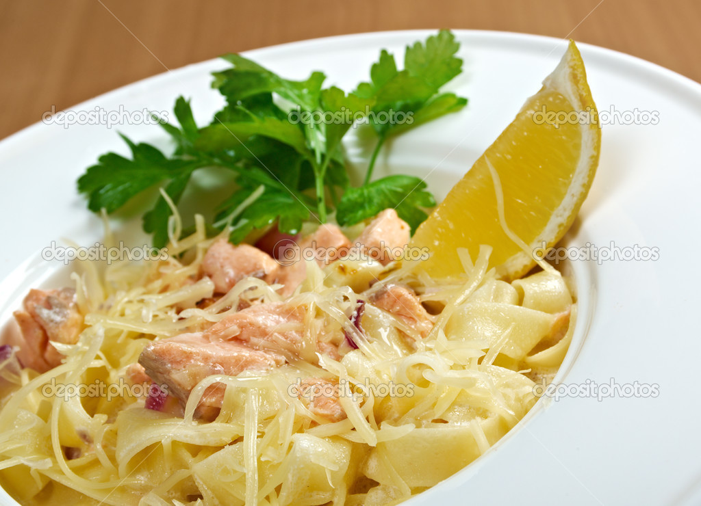 Kremalı soslu somon ile Fetuchini (makarna) Kremalı soslu somon ile Fetuchini (makarna)