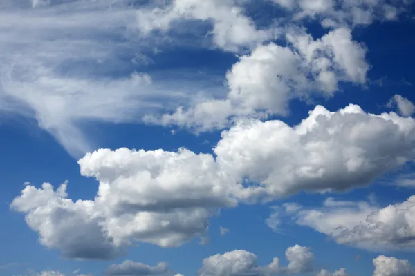 Weiße Wolken — Stockfoto