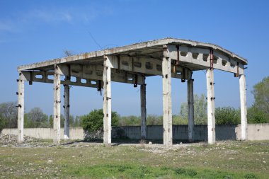 terk edilmiş iskelet