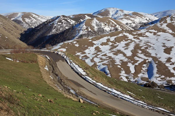 Dağlarda yol — Stok fotoğraf