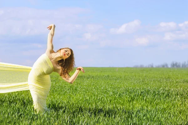 Charmiga flexibla ung kvinna — Stockfoto