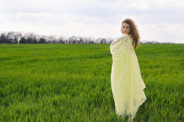 güzel genç bir kadın