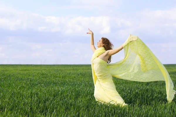 Affascinante giovane donna — Foto Stock