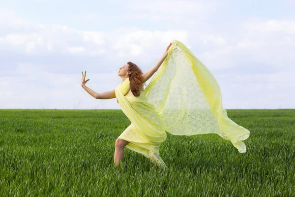 Leuke expressieve jonge vrouw — Stockfoto