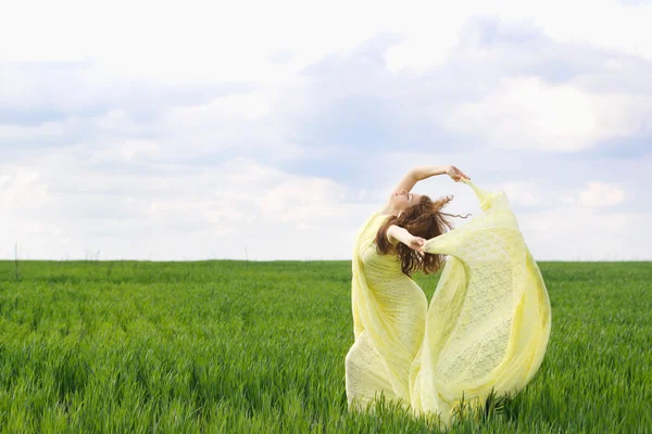 素敵な若い女性の踊り — ストック写真