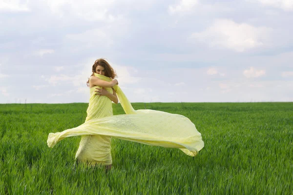 Ung kvinna dansar — Stockfoto