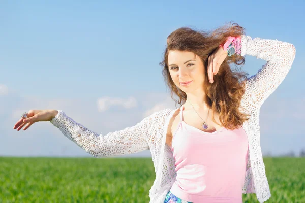 Portrait de belle jeune femme souriante — Photo