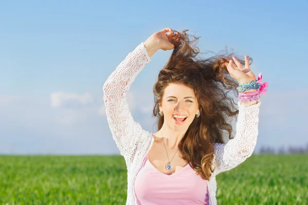 Retrato de alegre joven encantadora —  Fotos de Stock