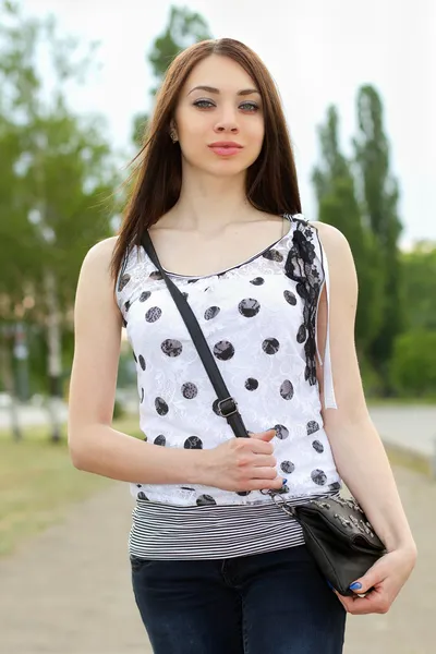 Perfeito jovem mulher ao ar livre — Fotografia de Stock