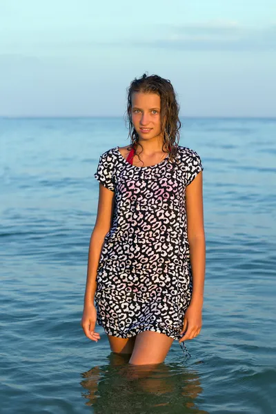 Mignonne adolescent fille en robe humide — Photo